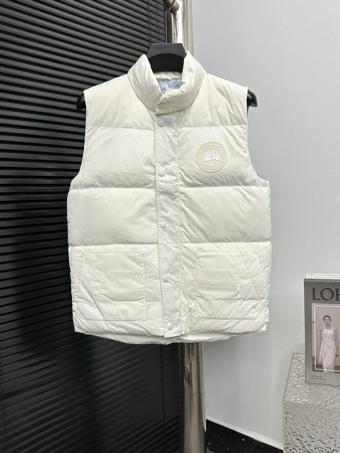 P480 [Canadagoose] Canada Goose White Label Glacier Down Vest Canada Goose's new "Northern Lights Series" down vest Canada Goose's new "Northern Lights" Northern Lights White Label down vest is now available! The light and layered colors give people the feeling of being trapped in the mist around icebergs and glaciers. It can be said to be very dreamy! Original YKK zipper, Size:XS-XXL